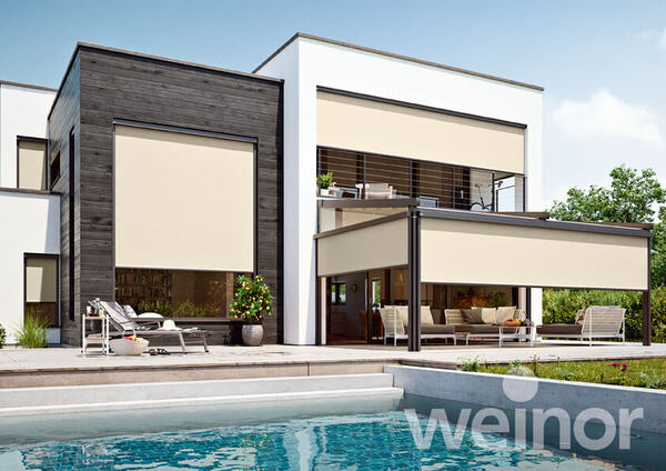 Modernes Haus mit großen Fenstern, Sonnenschutz-Markisen und Pool im Garten.